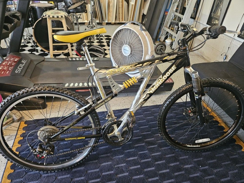 Mongoose XR200 Aluminum Mountain Bike 26-inch Excellent Condition 