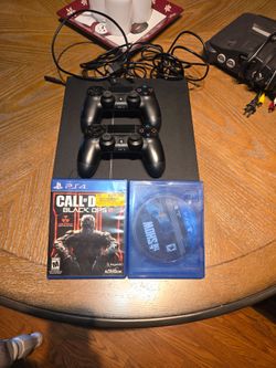 Ps4 2 controller and 2 games