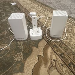 Linksys router WHW01 with wall mount
