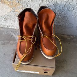 Red Wing Men’s Boots Mismatched Pair Right Boot Is Size 9 And Left Boot Is Size 8.5