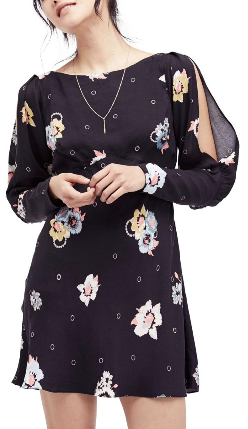 Brand new Woman’s Free People brand Black Split Sleeve Floral Print Mini Dress Up For Sale