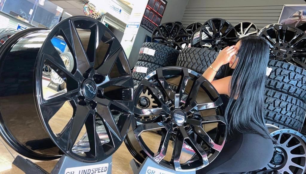 Réplica Wheels 22” And Tires