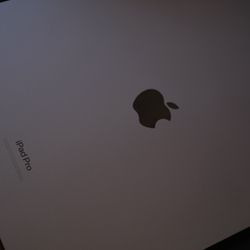 iPad Pro 12.9 inch 5th Generation M2 Chip 256GB Wifi Only + Apple Pencil + Apple Keyboard - PLS READ