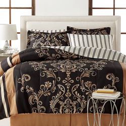 Brand New In Pack 8 Pieces King Size Reversible Bed In A Bag. Reg 100$. SheetSet Included