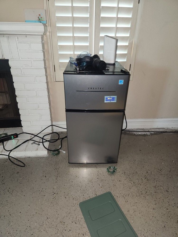 Mini Fridge And Feezer