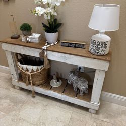 Farmhouse Entryway Table With Decor