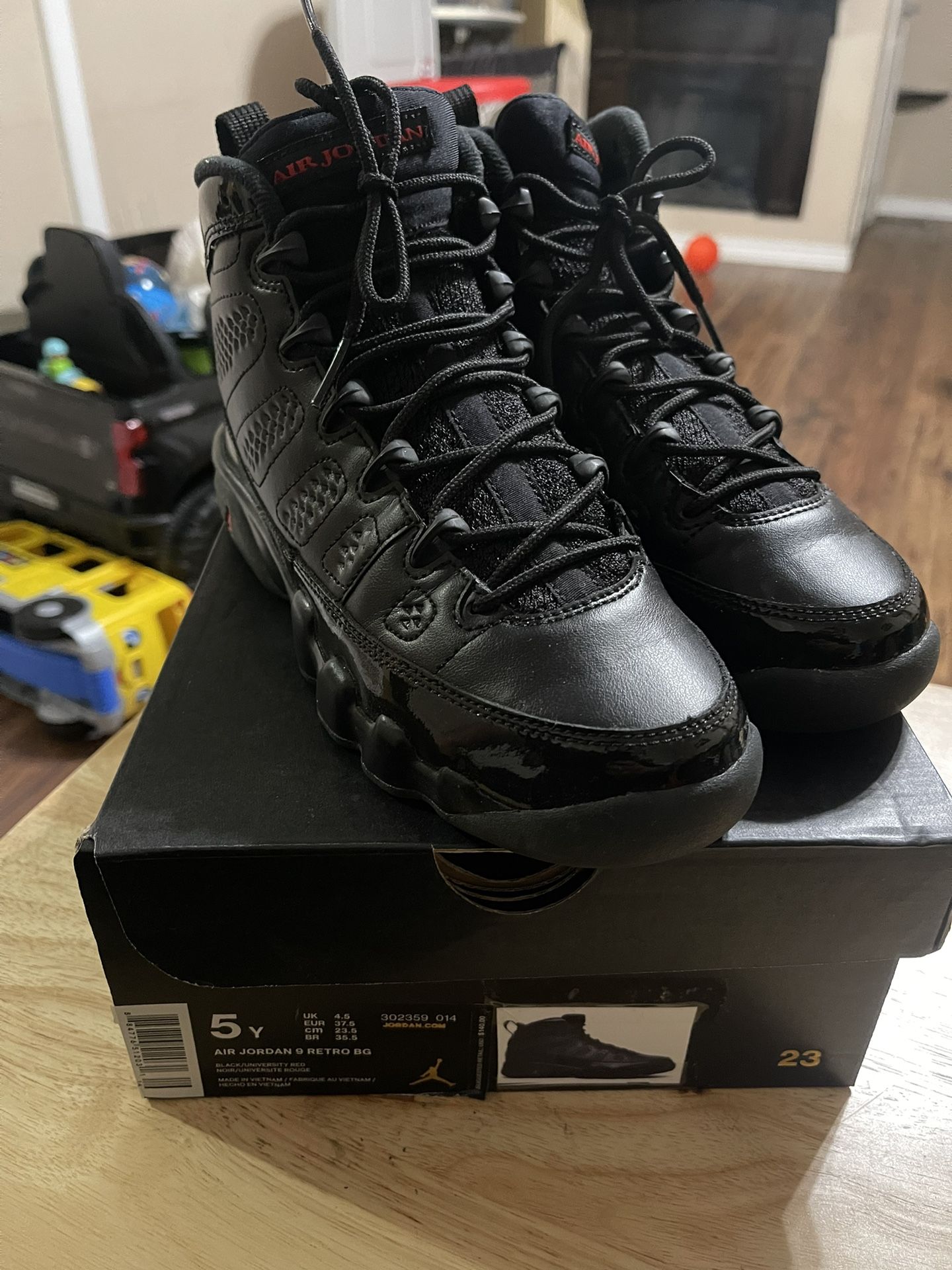 Jordan Retro Black University Red GS Size