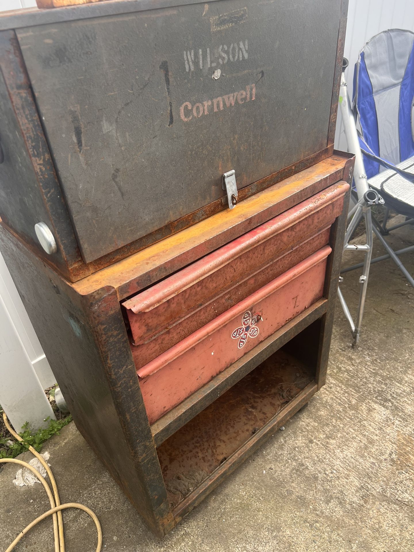 Older Tool Box Rolls Good