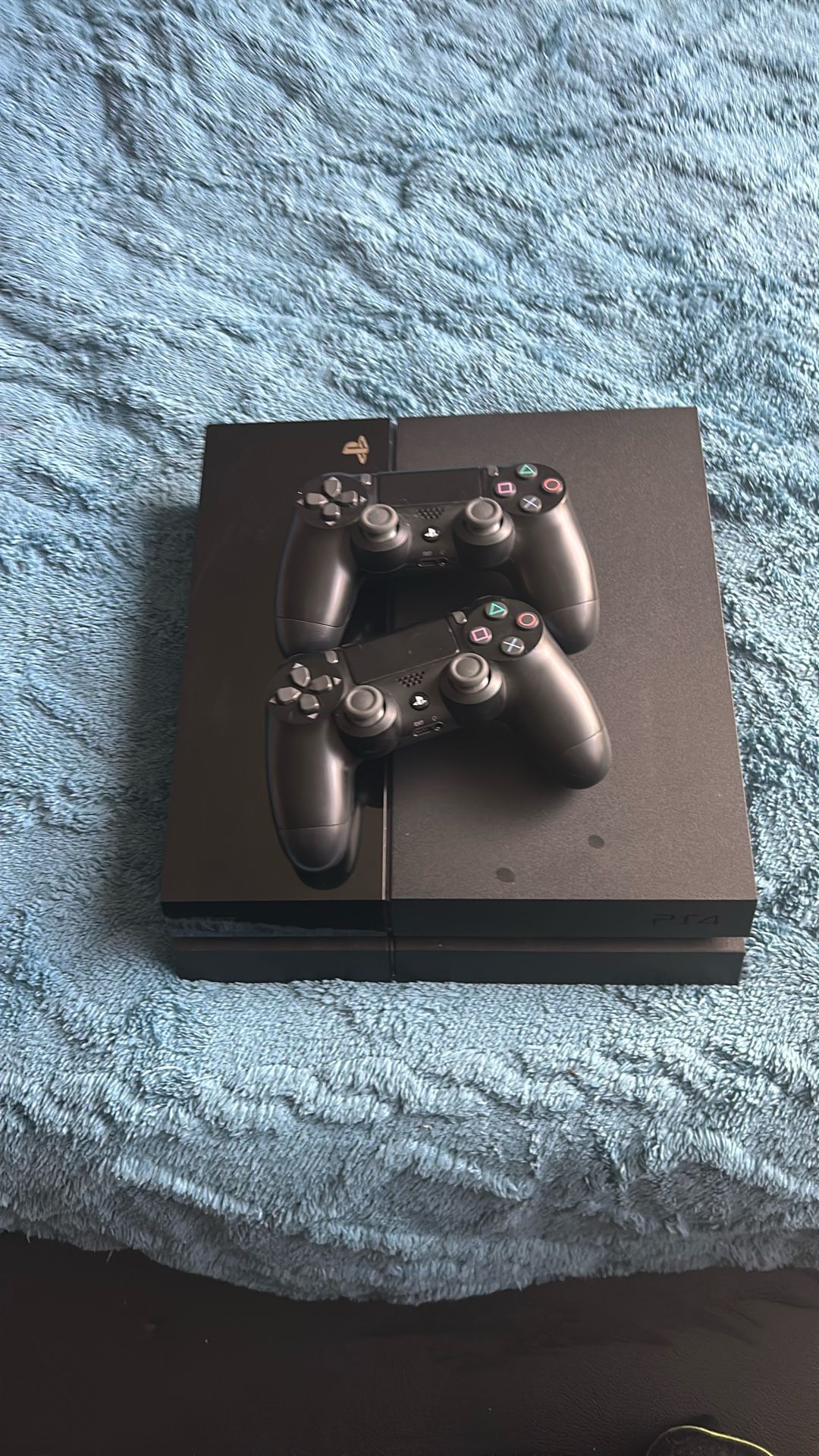 Ps4 For sale and all the attachments that you need