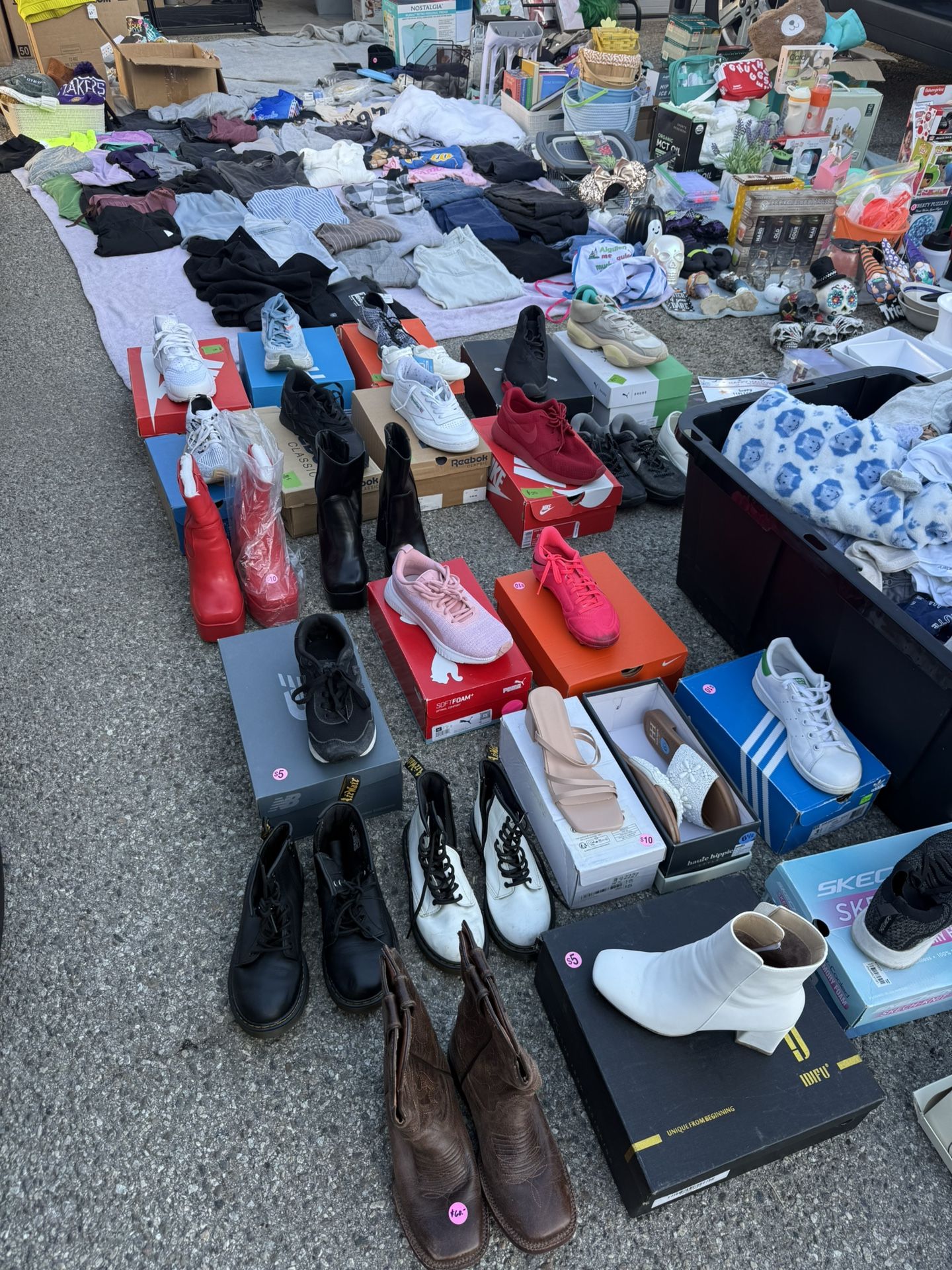 GARAGE SALE IN ALLEYWAY UNTIL 1pm 
