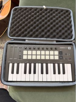 Novation Launchkey Mini w/ travel case