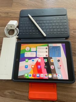 Apple iPad 8th Generation 32GB (Latest iOS 26) Logitech Keyboard case , Pencil & charger