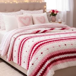 Heartbeat Rows Chunky Knit Blanket Small Throw 💓 Heartbeat Rows – Chunky Knit Blanket (40"x50" Small Throw) 💓
Wrap yourself in warmth, love, and coz