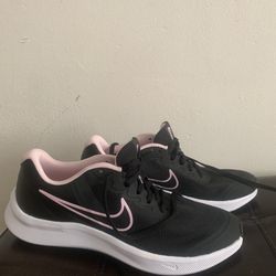 New women's shoes Nike size 8