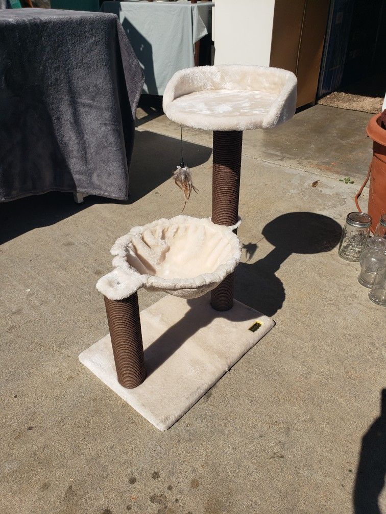 Cat Tree Post In Excellent Condition