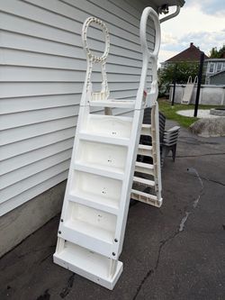 Pool ladder