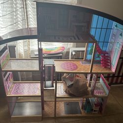 Dollhouse with accessories $30