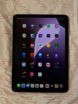 iPad Air 5 (256GB) - Like New - No Scratches