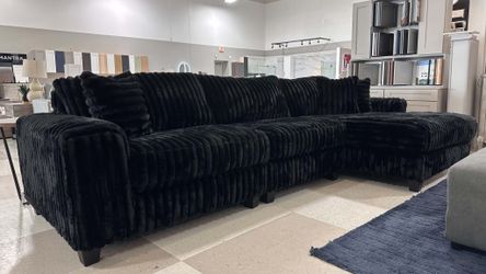 💞OM 💞  Brand New Living Room Sectional with Chaise