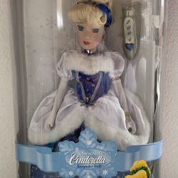DISNEY CINDERELLA PORCELAIN DOLL NEW