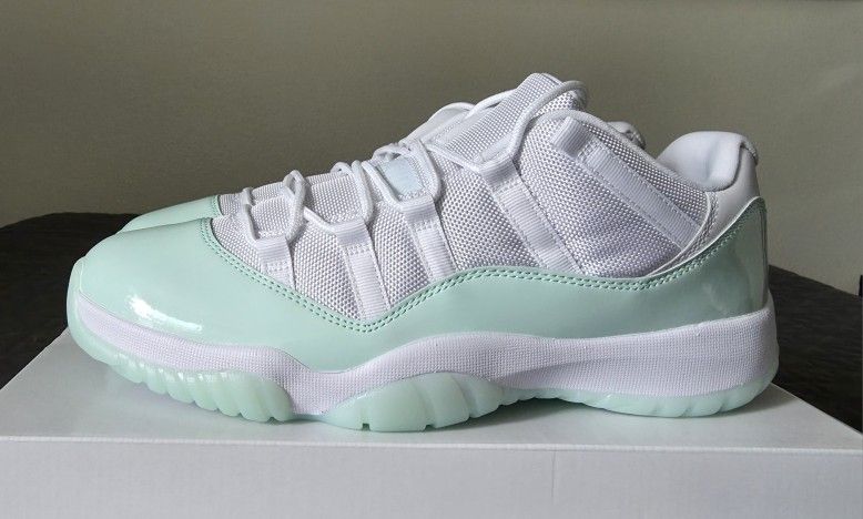 Jordan 11 Low Men's Size 10.5 Women's 12