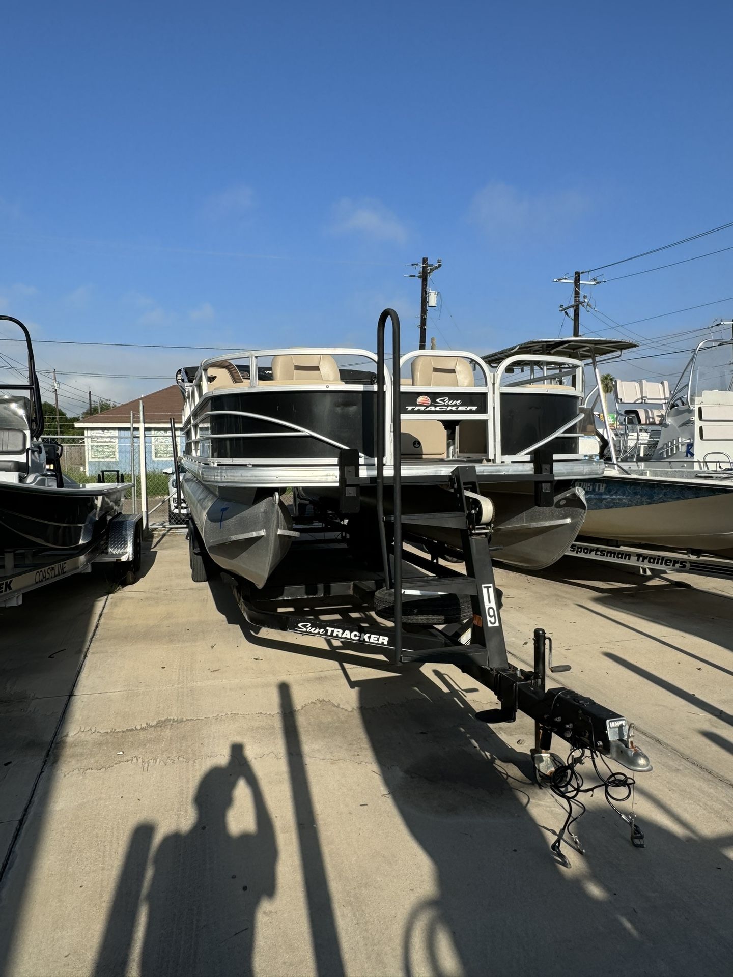 2018 Tracker 24dlx