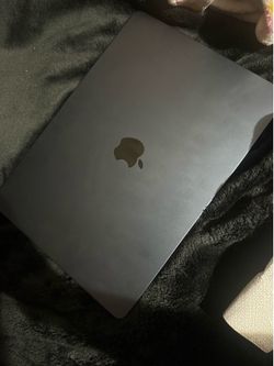 MacBook Air 15 inch M5 midnight color