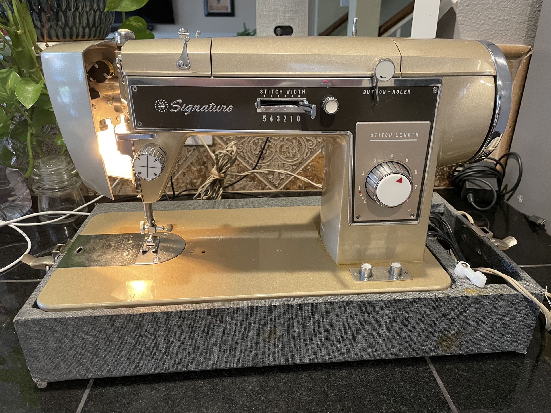 Montgomery ward Signature Sewing Machine UTH-J285E With Pedal.  Excellent