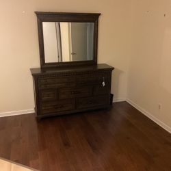 Dresser With Mirror 