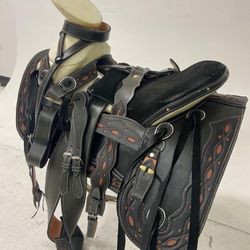 Monturas charras de cuero con fuste amplio