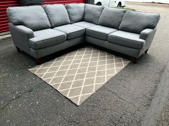 Sectional Couch!! Delivery Available 🚚!! Dimensions: 91”x91” Length x 36” Height x 36” Depth