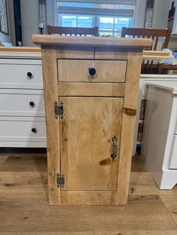End table/Nightstand