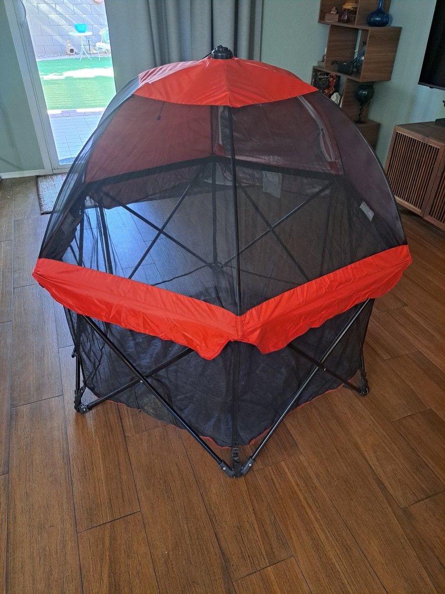 Carlson Dog / puppy play pen Crate with extra cover. Excellent condition