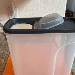 Rubbermaid 5+ Liter Or 24oz Plastic Storage Container.