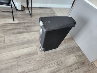 40 Liter / 10.6 Gallon Slim Kitchen Step Trash Can With Secure Slide Lock