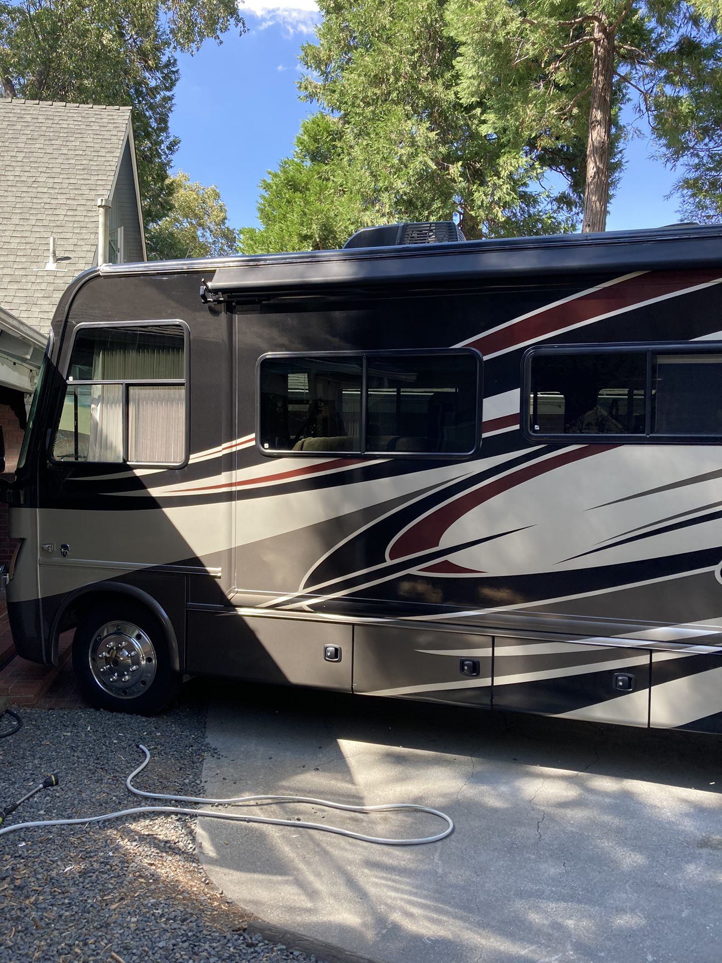 2011 Challenger 34’ motorhome