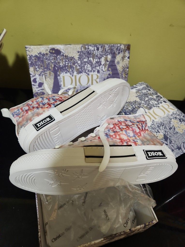 Sneakers size 11