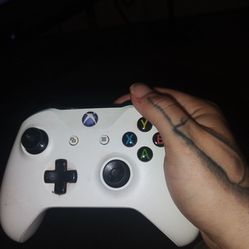 White Microsoft Xbox controller