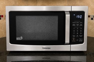 Toshiba 1.3 Cu. Ft. Stainless Steel Microwave (1100W) – Excellent Condition