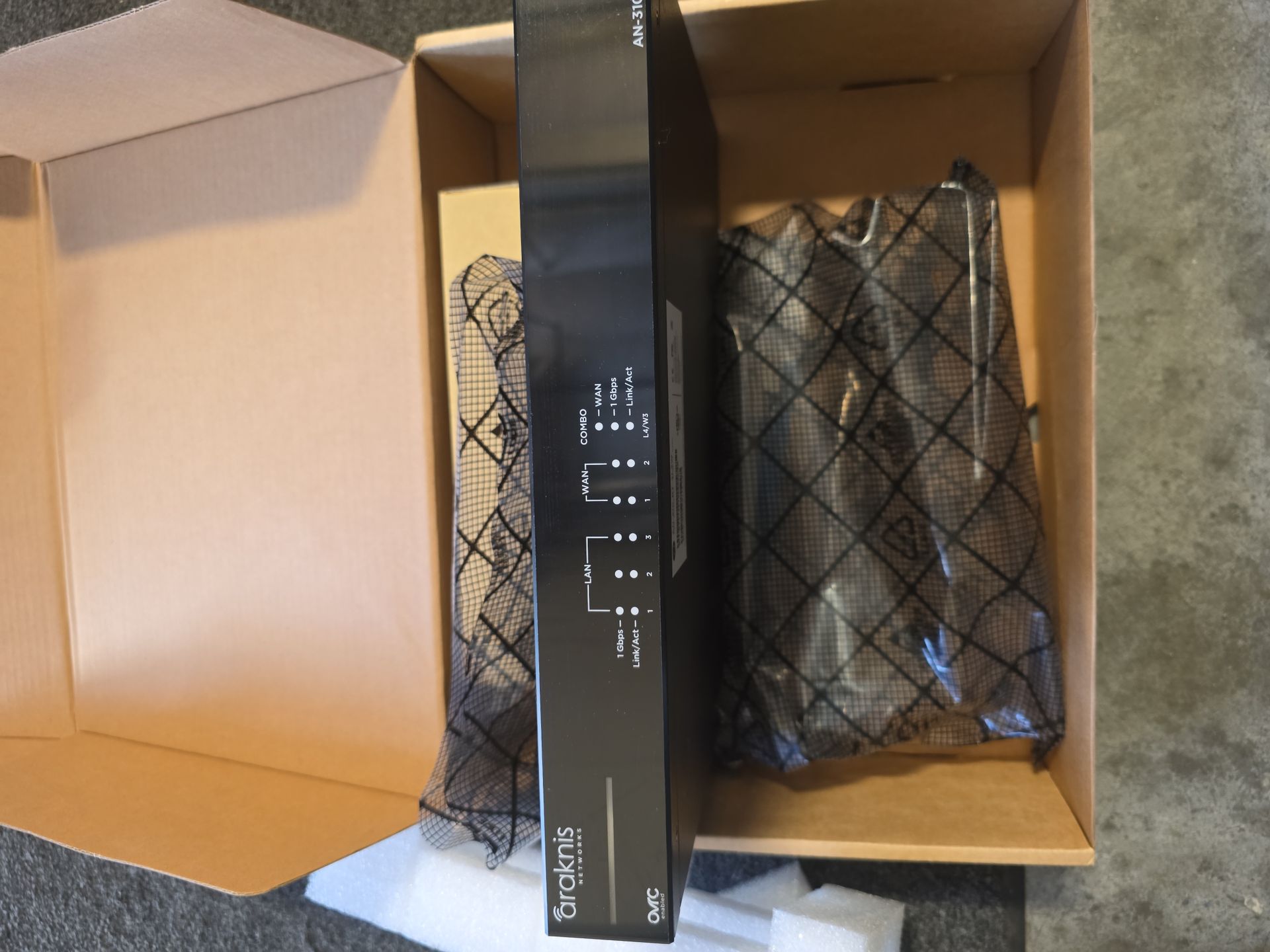Araknis AN-310-RT-4L2W router