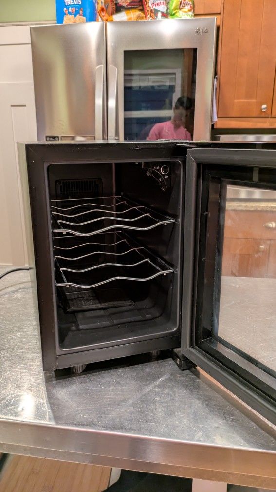 Wine Cooler - Magic Chef, 6 Bottle 