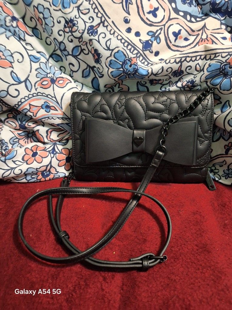 **✨ Betsey Johnson All Black Crossbody w/bow Wallet ✨**