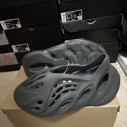 adidas Yeezy Foam Runner Carbon IG5349 Mens Size 10 Brand New