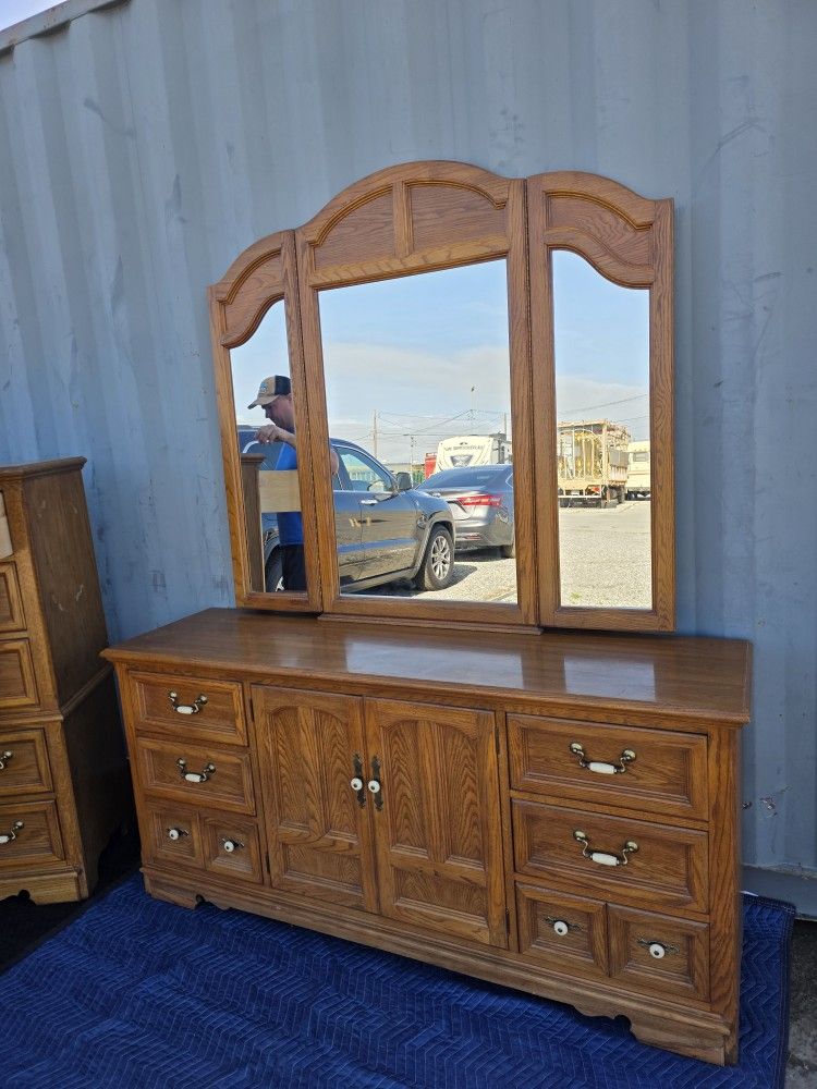 Thomasville Solid Oak Bedroom Dresser Set – 2 Pieces