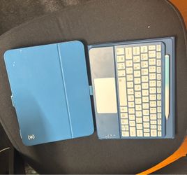 Ipad accessories (2 cases, stylus, ipad keyboard)