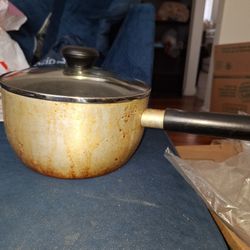 A set of a saucepan and a skillet