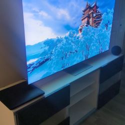 65 Inch Samsung TV 8k resolution. 