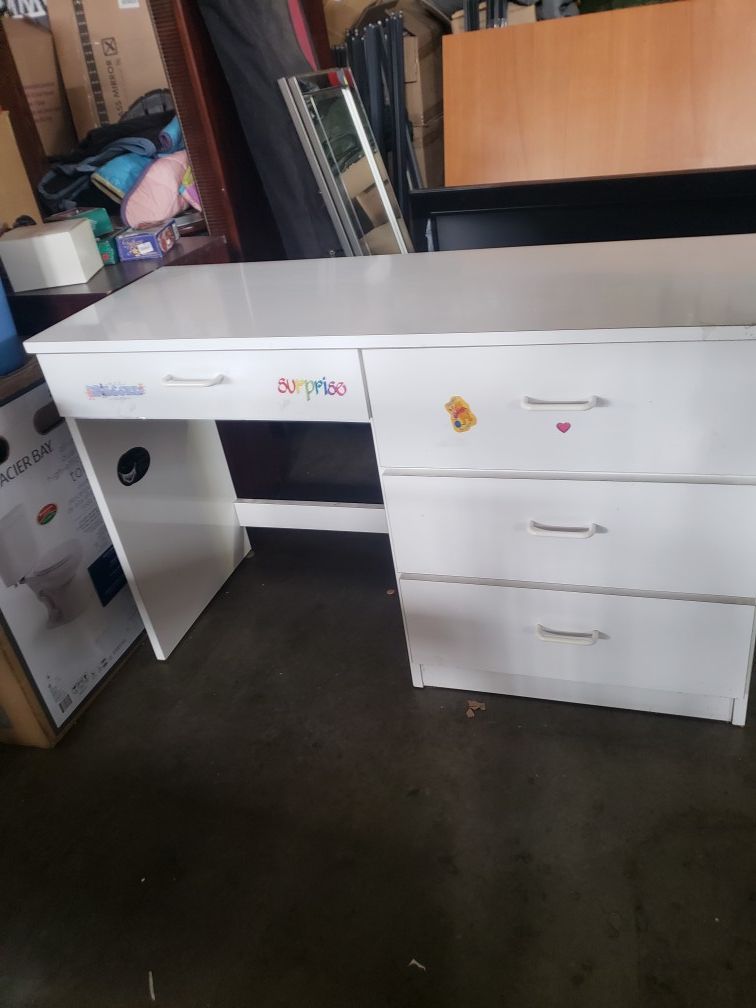 White glossy desk with drawers