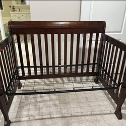 Crib converts to toddler bed