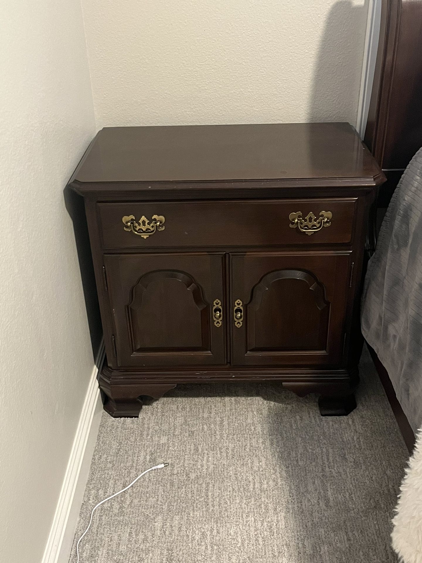Ethan Allen End Table.    